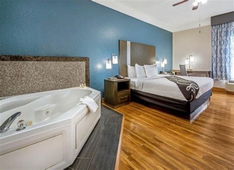 houston hotels with jacuzzi suites